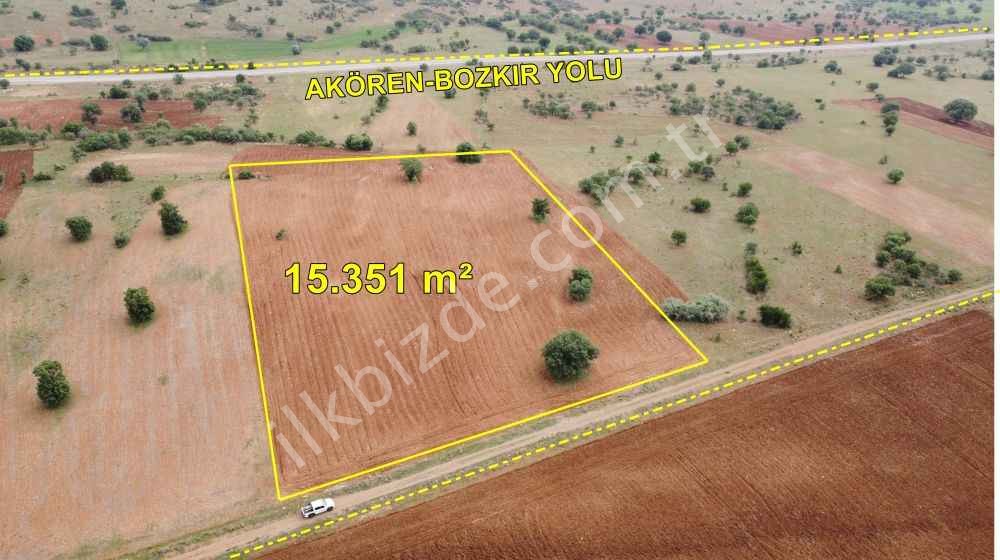 AKÖREN AĞALARDA ASFALTA BİR PARSEL 15.351 M² TARLA
