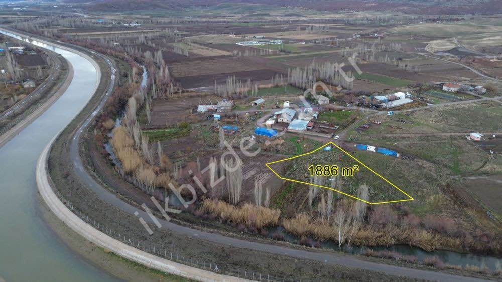 YEŞİLLİKLER İÇİNDE DERE KENARI 1886 m² ÇİFTLİK YAPMALIK MUAZZAM ARSA