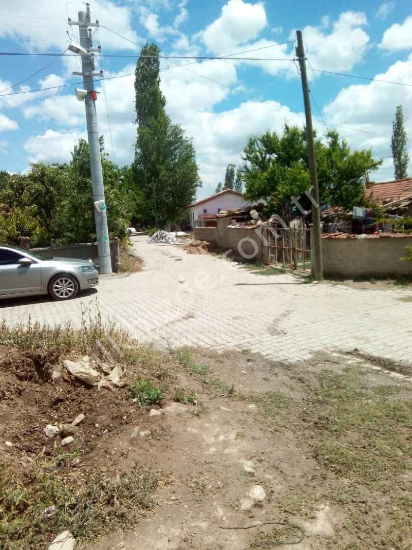 AKŞEHİR REİS'DE KÖY İÇİ MÜSTAKİL YOLA CEPHE BAHÇE