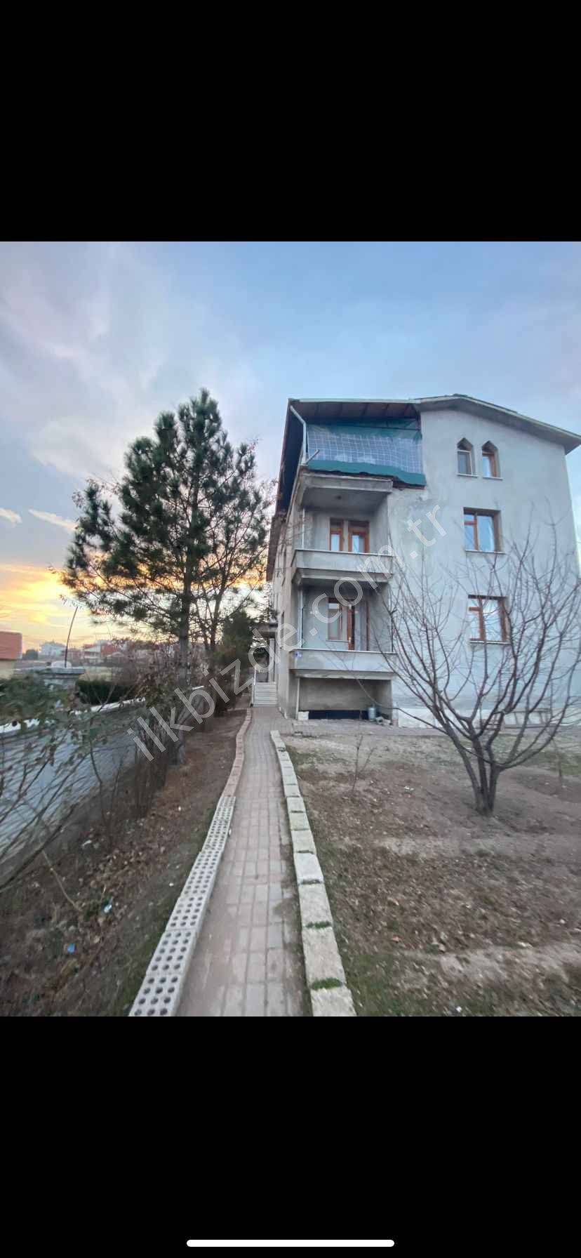 MERAM BEYBES MAHALLESİ ŞEHİR EKMEK ARKASI 1123 METRE ARSA İÇERİSİNDE 3 ADET 4+1 EVİ OLAN 150 METRE DEPOSU OLAN YETİŞMİŞ 50'YE YAKIN MEYVE AĞACI OL