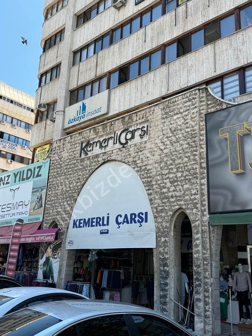 ÇAKIRBEYLİ GAYRİMENKUL'DEN KEMERLİ İŞ MERKEZİN'DE SATILIK DÜKKAN