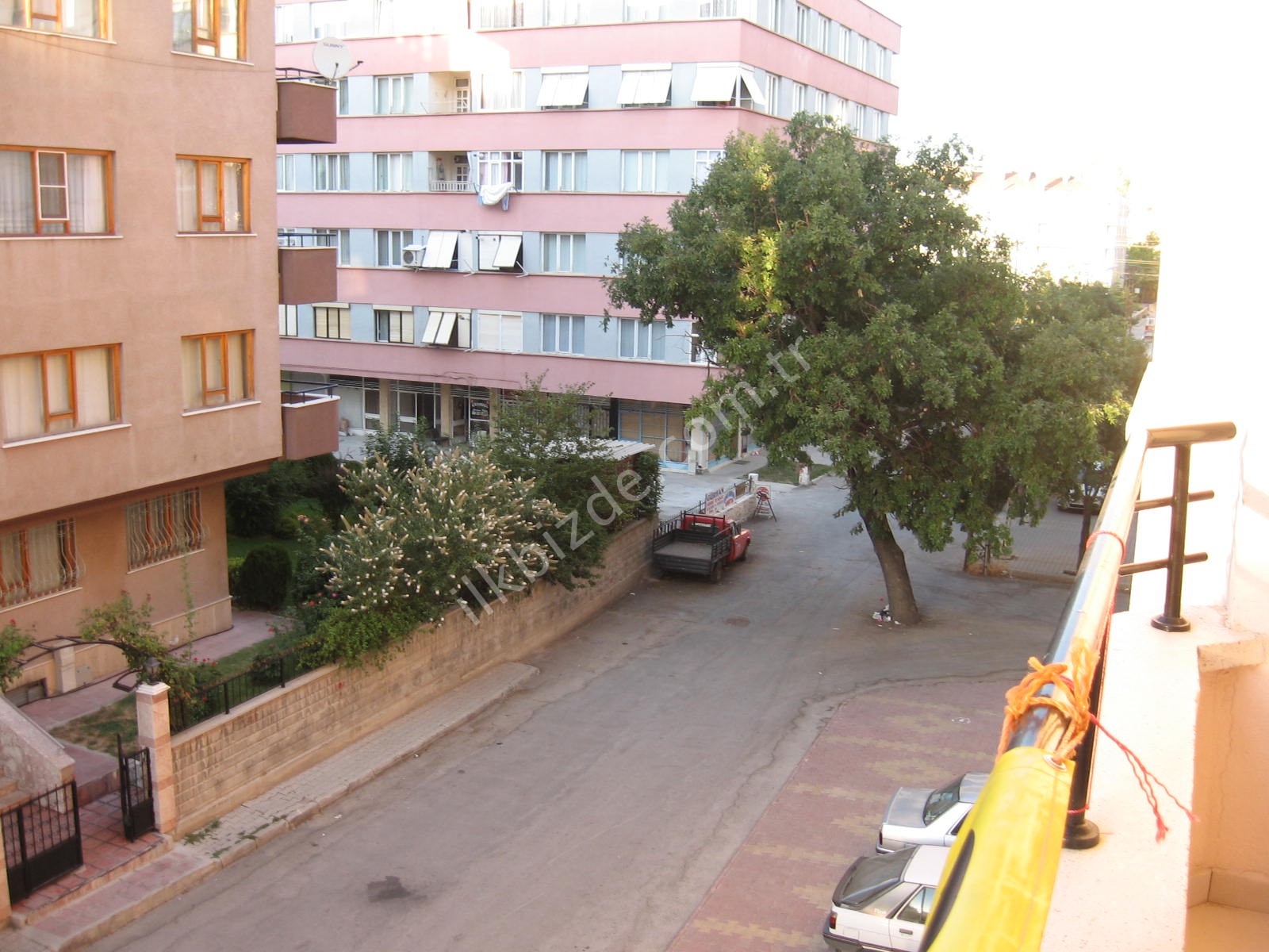 YAKA- ALAVARDI MH.DE OZAN'DAN KİRALIK KOMBİLİ ARA KAT DAİRE