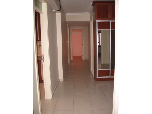 YAKA- ALAVARDI MH.DE OZAN'DAN KİRALIK KOMBİLİ ARA KAT DAİRE