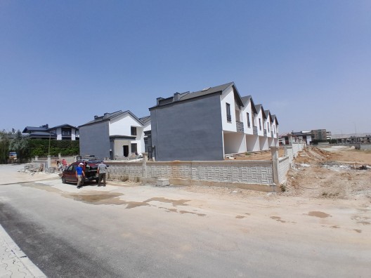 SELÇUKLU PARSANA DA SİTE İÇİ KAPALI OTOPARKLI 4+1 İSKANLI VİLLA