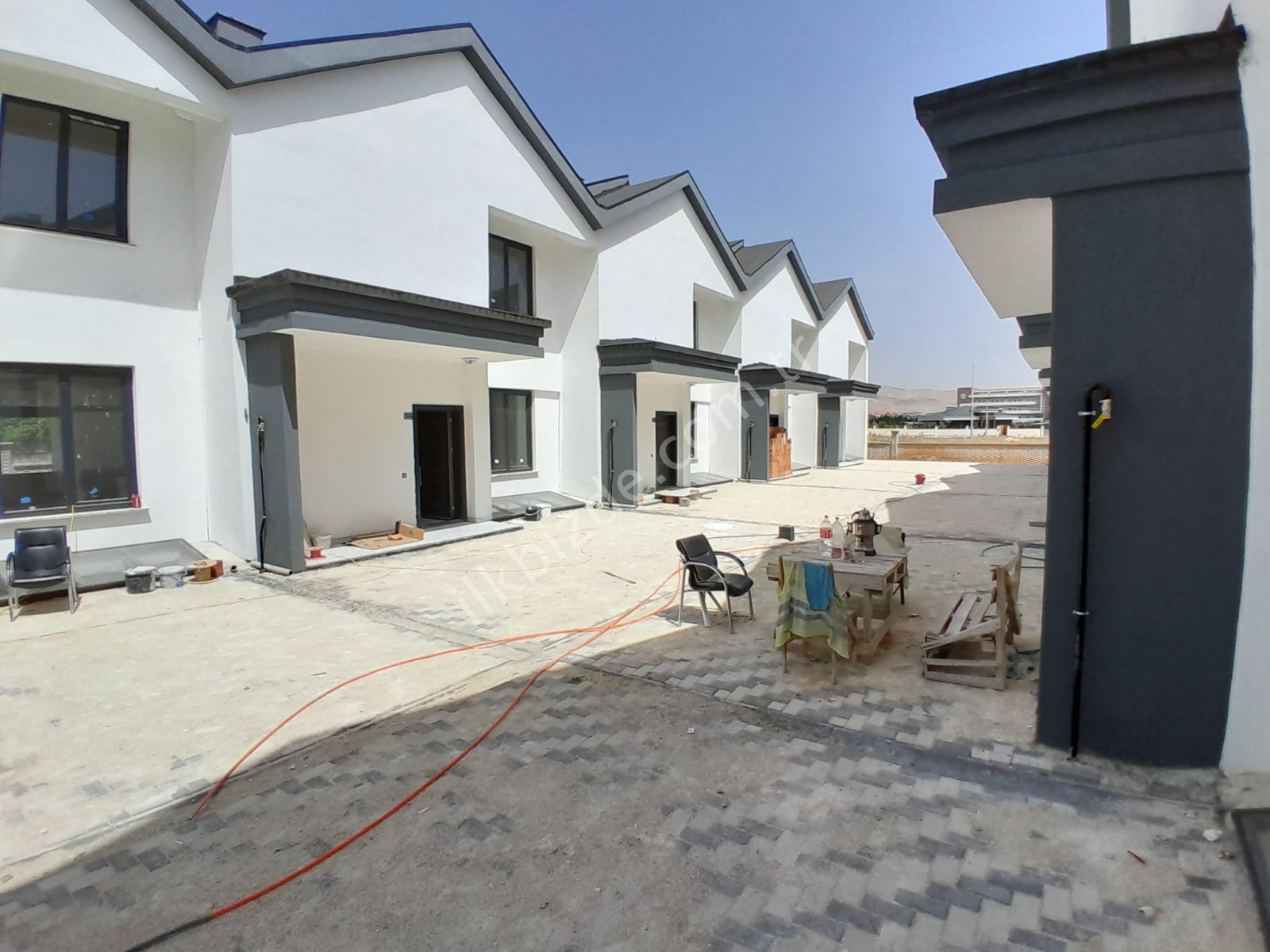 SELÇUKLU PARSANA DA SİTE İÇİ KAPALI OTOPARKLI 4+1 İSKANLI VİLLA